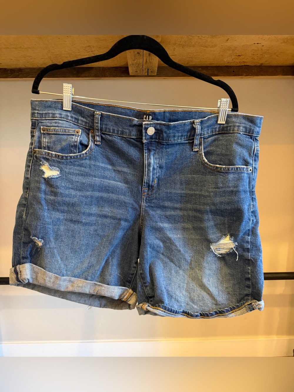 Women’s GAP Denim Roll-Cuff Distressed 5” shorts (33 TALL)